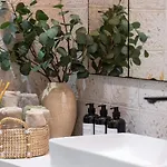 Апартаменты Limnaria Gardens Classic Пафос